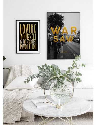 Plakat z warszawą i ze złotymi napisami. Czarno biały obraz warszawa i napisami Plakat z warszawą i ze złotymi napisami. Czarno biały obraz warszawa i napisami