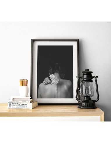 Plakat skandynawski, fotograficzny ze zdjęciem kobiety trzymającej kwiaty. Czarno biały Plakat skandynawski, fotograficzny ze zdjęciem kobiety trzymającej kwiaty. Czarno biały