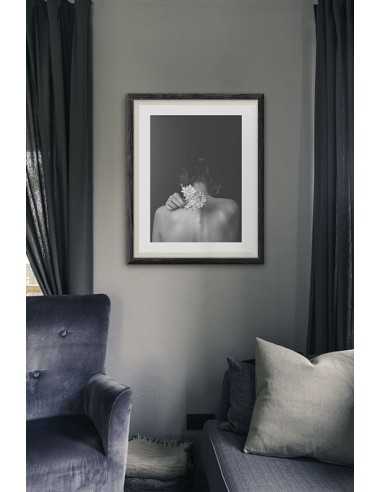 Plakat skandynawski, fotograficzny ze zdjęciem kobiety trzymającej kwiaty. Czarno biały Plakat skandynawski, fotograficzny ze zdjęciem kobiety trzymającej kwiaty. Czarno biały