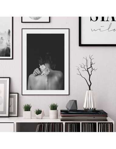 Plakat skandynawski, fotograficzny ze zdjęciem kobiety trzymającej kwiaty. Czarno biały Plakat skandynawski, fotograficzny ze zdjęciem kobiety trzymającej kwiaty. Czarno biały
