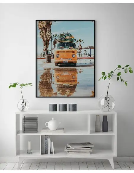 Plakat, grafika do ramki z pomarańczowym samochodem marki Volkswagen stojącym na plaży.