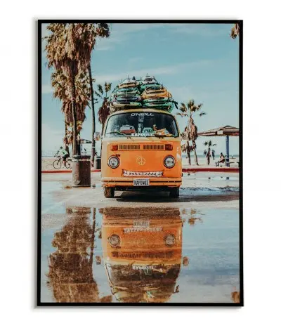 Plakat, grafika do ramki z pomarańczowym samochodem marki Volkswagen stojącym na plaży.
