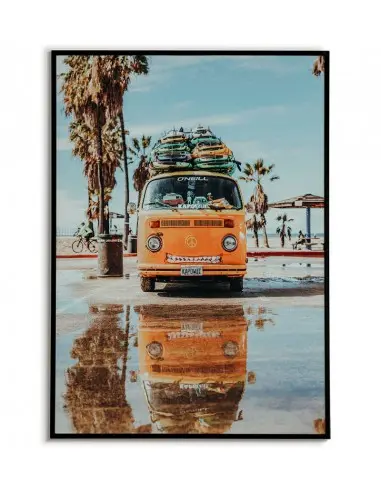 Plakat, grafika do ramki z pomarańczowym samochodem marki Volkswagen stojącym na plaży.