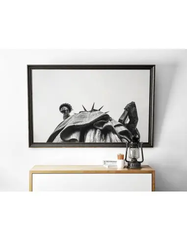 Plakat Statua Wolności w Nowym Jorku. Fotografia czarno biała do salonu lub sypialni. Grafika do ramki Plakat Statua Wolności w Nowym Jorku. Fotografia czarno biała do salonu lub sypialni. Grafika do ramki