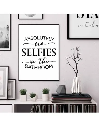 Zabawny plakat do łazienki z napisem "absolutnie żadnych selfie w łazience" grafika do ramki w stylu skandynawskim. Zabawny plakat do łazienki z napisem "absolutnie żadnych selfie w łazience" grafika do ramki w stylu skandynawskim.