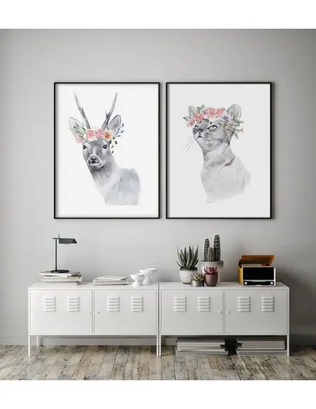Plakat z kotem i wiankiem kwiatów na głowie. Pastelowy plakat ze zwierzęciem wykonany w nowoczesnym stylu skandynawskim.
