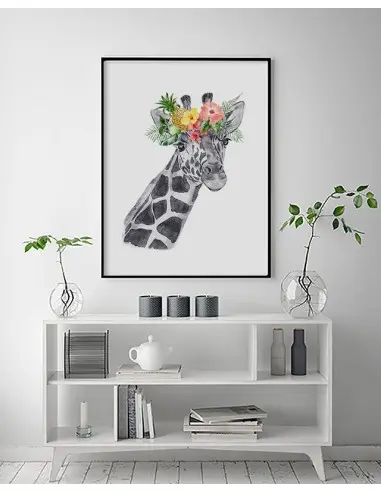 Plakat z żyrafą i wiankiem kwiatów na głowie. Pastelowy plakat ze zwierzęciem wykonany w nowoczesnym stylu skandynawskim.