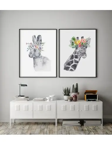 Plakat z żyrafą i wiankiem kwiatów na głowie. Pastelowy plakat ze zwierzęciem wykonany w nowoczesnym stylu skandynawskim. Plakat z żyrafą i wiankiem kwiatów na głowie. Pastelowy plakat ze zwierzęciem wykonany w nowoczesnym stylu skandynawskim.
