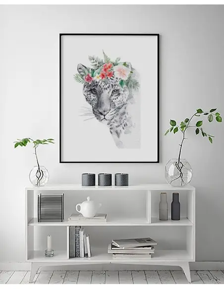 Plakat z lampartem i wiankiem kwiatów na głowie. Pastelowy plakat ze zwierzęciem wykonany w nowoczesnym stylu skandynawskim.