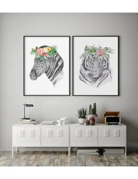 Plakat z Tygrysem i wiankiem kwiatów na głowie. Pastelowy plakat ze zwierzęciem wykonany w nowoczesnym stylu skandynawskim.