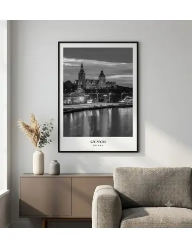 Czarno-biały plakat ze szczegółowym widokiem na nocną panoramę Wałów Chrobrego w Szczecinie z napisem Szczecin Poland na dole. Czarno-biały plakat ze szczegółowym widokiem na nocną panoramę Wałów Chrobrego w Szczecinie z napisem Szczecin Poland na dole.