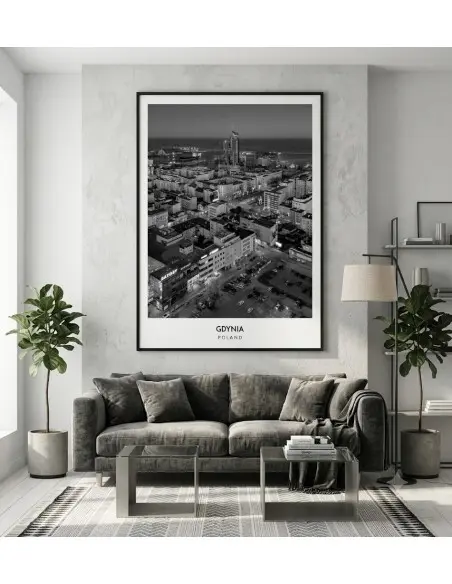 Czarno-biały plakat z lotu ptaka przedstawiający nocną panoramę Gdyni, wieżowce Sea Towers